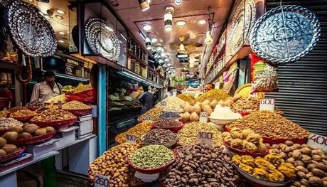 Khari Baoli is Asia's largest wholesale spice market where you can buy spices while shopping in Chandni Chowk.