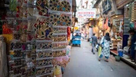 Kinari Bazaar is one of the famous places in Chandni Chowk to buy decorative items.