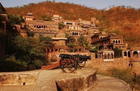 A splendid view of Neemrana Fort