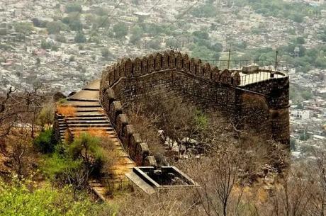 Bala Quila is known for its grand structure and 74 towers that enhance its magnificence and beauty