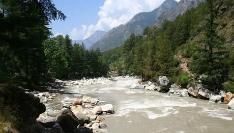 A stunning view of the serene beauty of Kasol which is one of the best places to visit in India under 10000