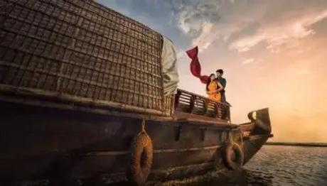 Spending romantic moments on houseboat in alleppey is one of the best new year celebration ideas for couples