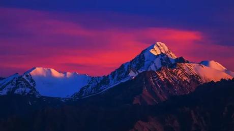 kanchenjunga peak at sunrise as seen from yumthang valley