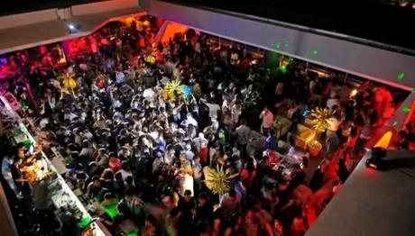A stunning view of party crowd in Penthouze Pune