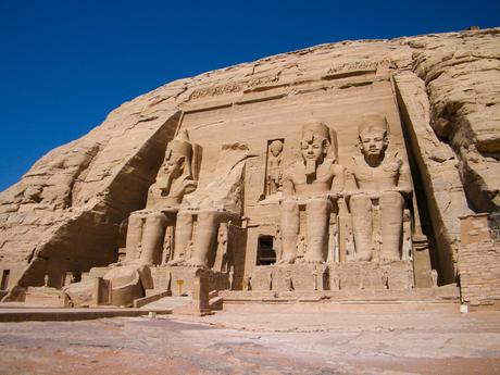 large-carved-statues-at-the-entrance-to-abu-simbel