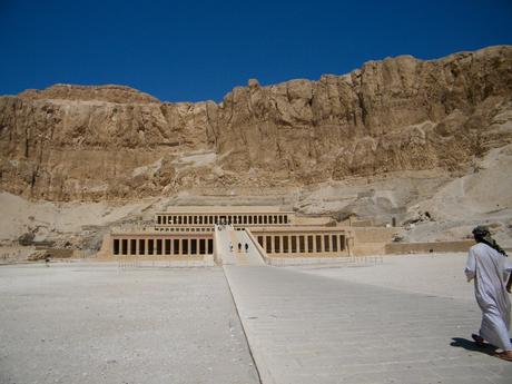 approach-to-Hatshepsut-temple-in-egypt