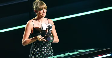 Swift's Strategic Streaming Hold Boosts Album Buzz