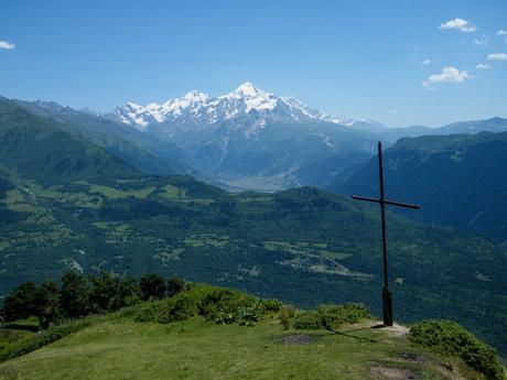 mountains-in-svaneti-with-a-cross-in-the-foreground