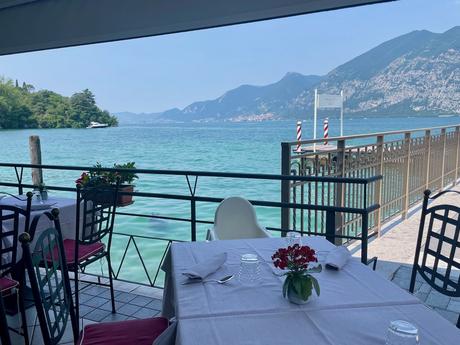 restaurant-tables-next-to-lake-iseo-italy