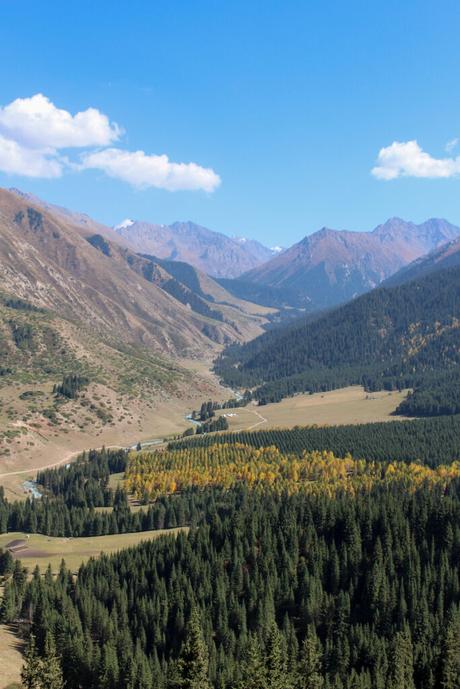 portrait-photo-of-jeri-oguz-mountains-in-kyrgyzstan