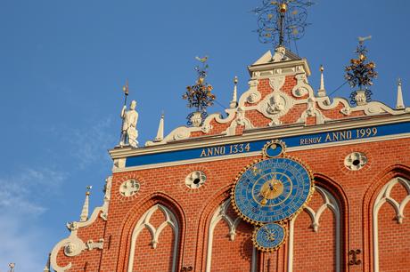 front-facade-and-clock-face-of-the-house-of-the-blackheads-in-riga
