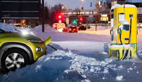 How to Keep Your Electric Car Battery Charge in Cold Weather