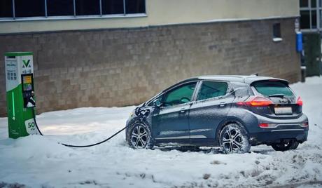 How to Keep Your Electric Car Battery Charge in Cold Weather