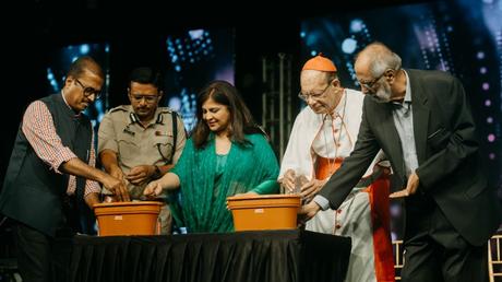Thousands of Mumbai Christians celebrate Christmas with the theme of peace