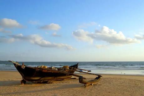enjoy the splendid sunset of mobor beach, one of the best hidden places in Goa for couples