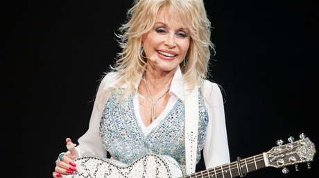Dolly Parton Dismisses Scandalous Affair Whispers 1 Dolly Parton Dismisses Scandalous Affair Whispers