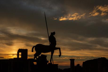 Statue-in-pompeii-at-sunset