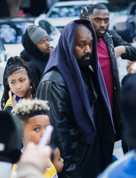 Kanye's Lakers Christmas Outing Precedes Apology