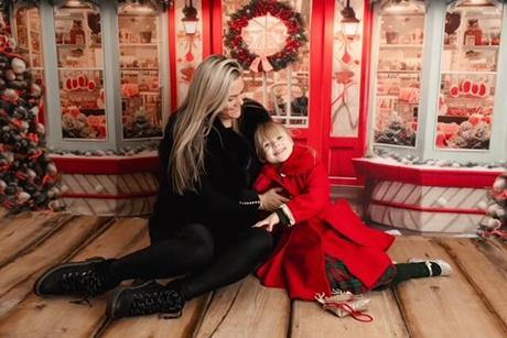 Single and Adulting at Christmas: Expectation Vs Reality (BCC: J Lo/Hallmark & Homebase) Single and Adulting at Christmas: Expectation Vs Reality (BCC: J Lo/Hallmark & Homebase)