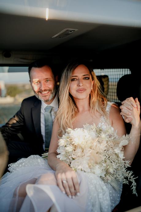 Bohemian summer wedding in Santorini with romantic details | Ioanna & Eric bohemian-summer-wedding-santorini-romantic-details_18