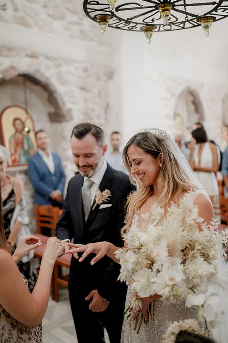 Bohemian summer wedding in Santorini with romantic details | Ioanna & Eric bohemian-summer-wedding-santorini-romantic-details_12
