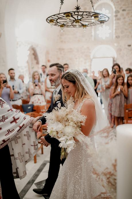Bohemian summer wedding in Santorini with romantic details | Ioanna & Eric bohemian-summer-wedding-santorini-romantic-details_13