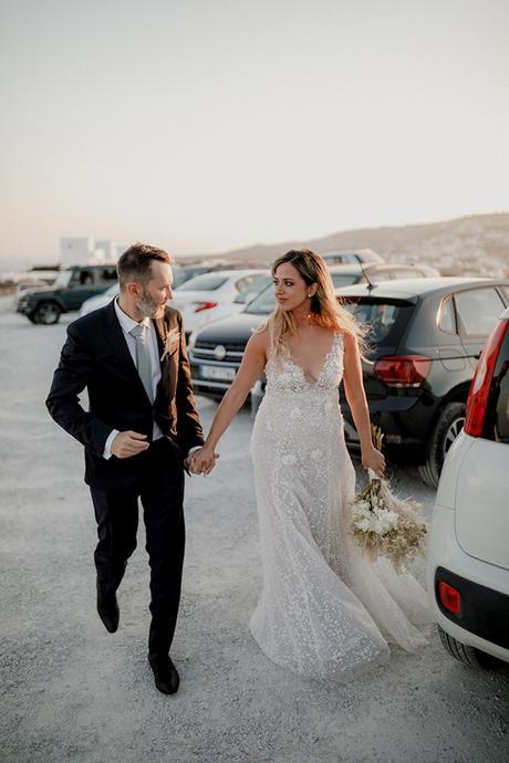 Bohemian summer wedding in Santorini with romantic details | Ioanna & Eric bohemian-summer-wedding-santorini-romantic-details_01