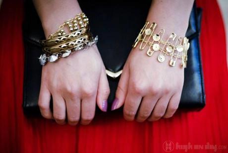 DIY-Gold-Sequins-Safety-Pin-Chain-Bracelet