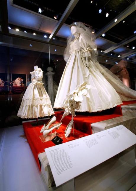 Princess  Diana's iconic wedding dress on display