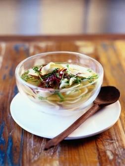 Heldere-groene-kruidenbouillon-met-tortellini-en-radicchio_focus