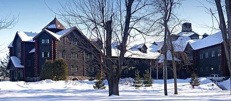 10 Awe-Inspiring Log Homes The World's Largest Log Cabin - the Château Montebello