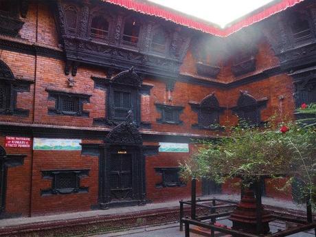 PC220377 カトマンズ,荘厳な遺跡と雑踏と / Kathmandu, Solemn remains and crowds