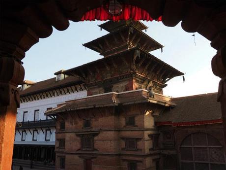 PC220400 カトマンズ,荘厳な遺跡と雑踏と / Kathmandu, Solemn remains and crowds