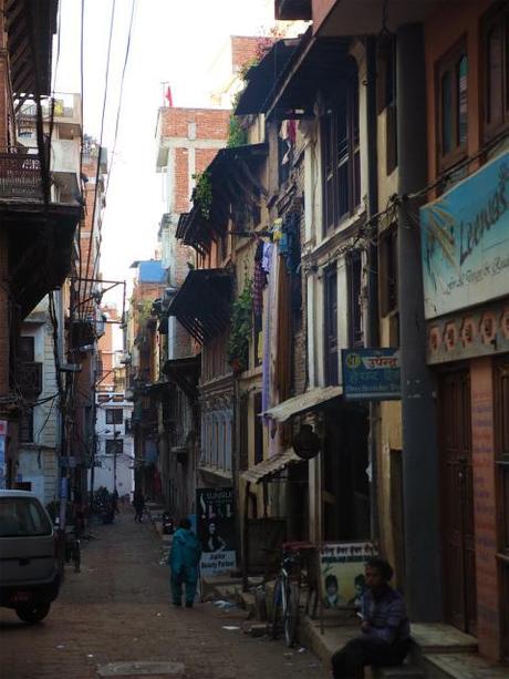 PC220427 カトマンズ,荘厳な遺跡と雑踏と / Kathmandu, Solemn remains and crowds