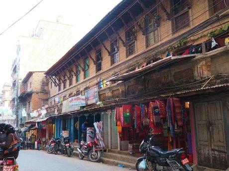 PC220439 カトマンズ,荘厳な遺跡と雑踏と / Kathmandu, Solemn remains and crowds
