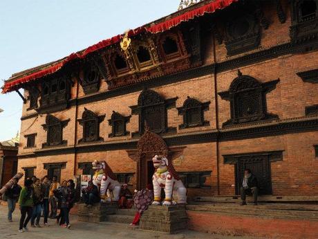 PC220385 カトマンズ,荘厳な遺跡と雑踏と / Kathmandu, Solemn remains and crowds