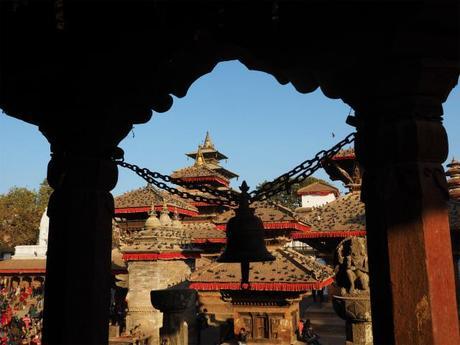 PC220401 カトマンズ,荘厳な遺跡と雑踏と / Kathmandu, Solemn remains and crowds