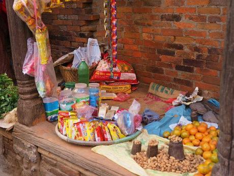 PC220428 カトマンズ,荘厳な遺跡と雑踏と / Kathmandu, Solemn remains and crowds