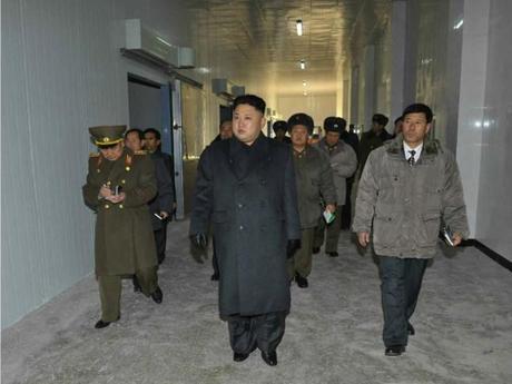 Kim Jong Un tours a seafood refrigeration facility (Photo: Rodong Sinmun).