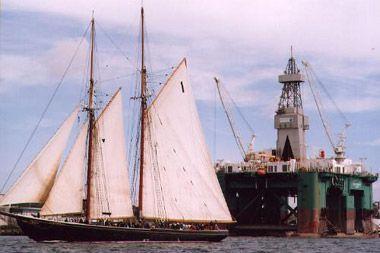 2_bluenose-sailing-past-rig