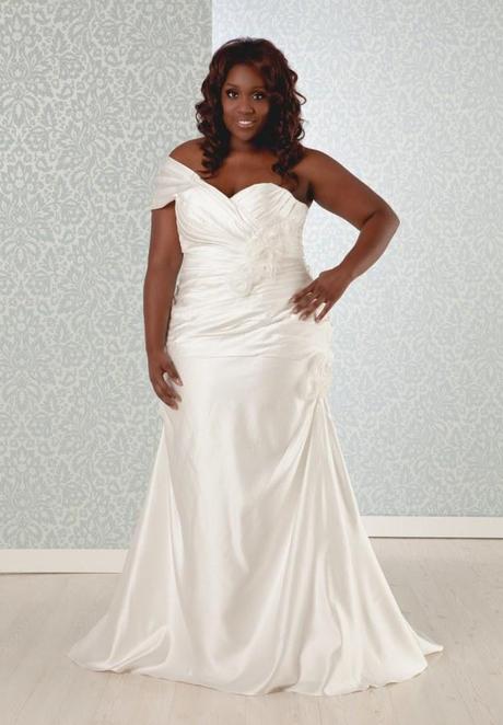 Curvy bride with A-line dress