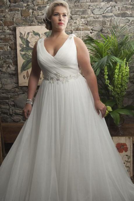 Curvy bride with empire-waist dress