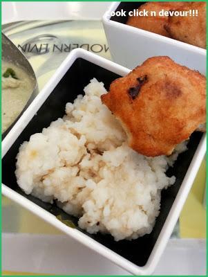 South Indian breakfast platter-Ven pongal and medhu vadai