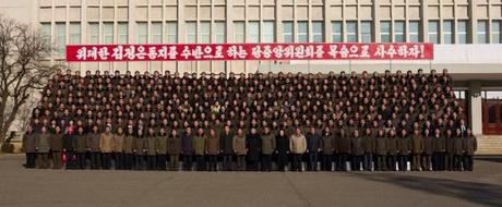 Kim Jong Un poses for a commemorative photo with personnel of the State Academy of Sciences (Photo: Rodong Sinmun).