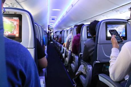 How to Pass Time on a Flight – With or Without Wi-Fi