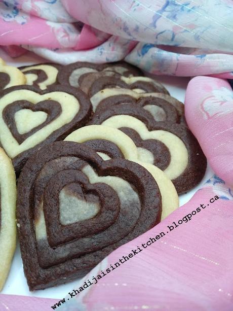 BISCUITS MARBRÉS EN FORME DE CŒUR / HEART-SHAPED MARBLED COOKIES / GALLETAS MARMOLADAS EN FORMA DE CORAZÓN / بسكويت رخامي على شكل قلب