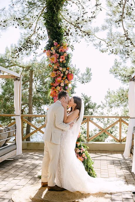 fresco-summer-wedding-kefalonia-colorful-flowers_18