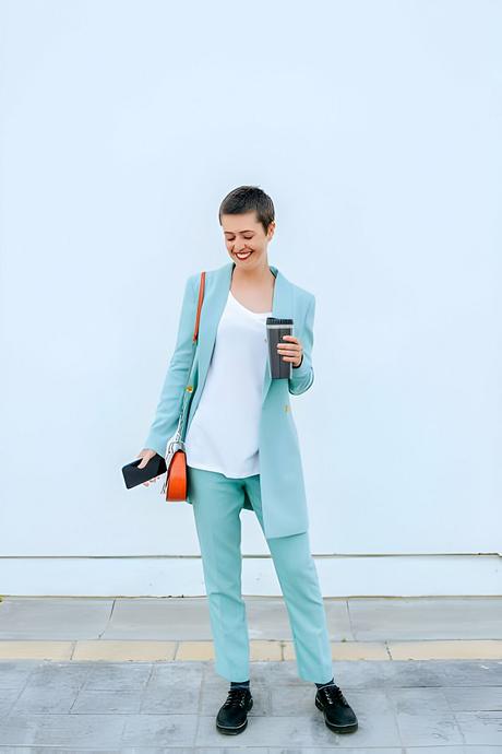 What Colors Go With Turquoise Clothes?
