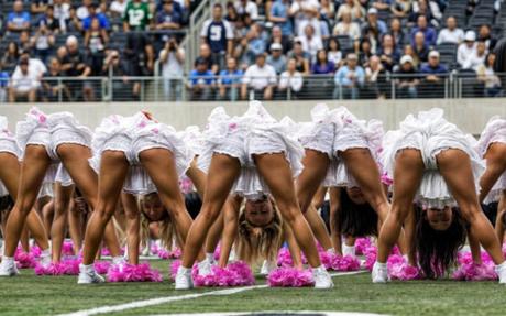 Top 20 Hilarious Cheerleader Wardrobe Malfunctions