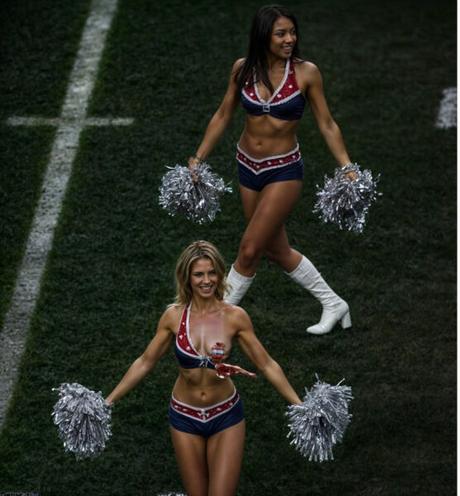 Top 20 Hilarious Cheerleader Wardrobe Malfunctions
